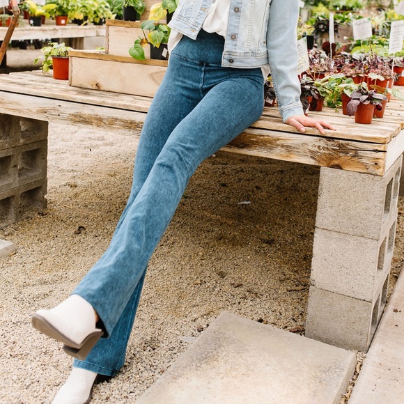 Mineral Wash Yoga Pants in Teal - Picture 7 of 8